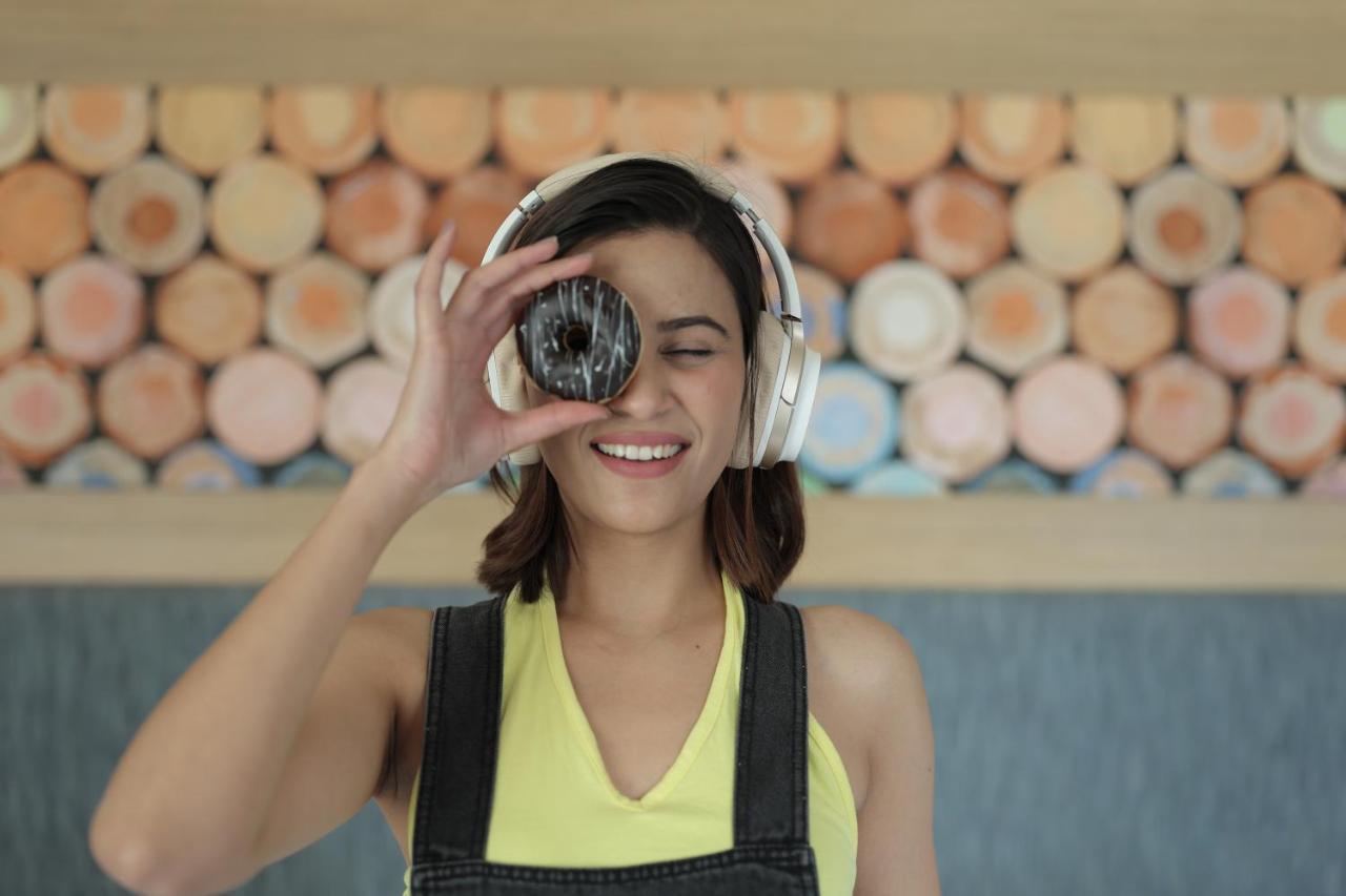 Aloft New Delhi Aerocity Εξωτερικό φωτογραφία A woman wearing headphones