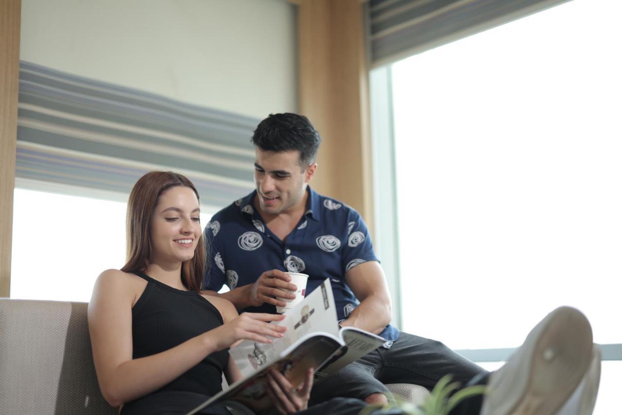 Aloft New Delhi Aerocity Εξωτερικό φωτογραφία A couple reading a magazine