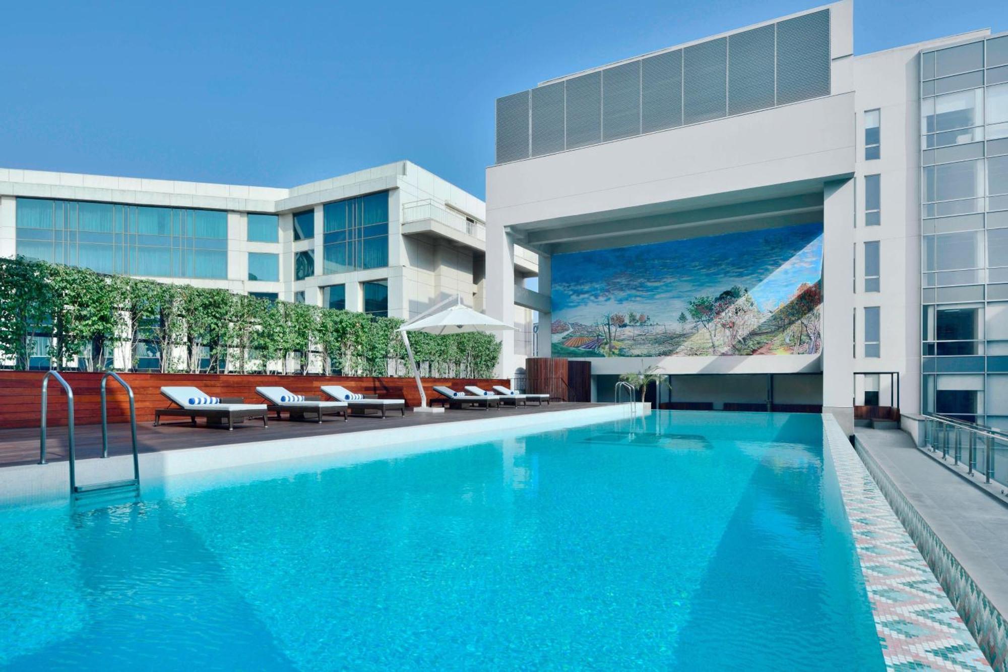 Aloft New Delhi Aerocity Εξωτερικό φωτογραφία The swimming pool at the hotel