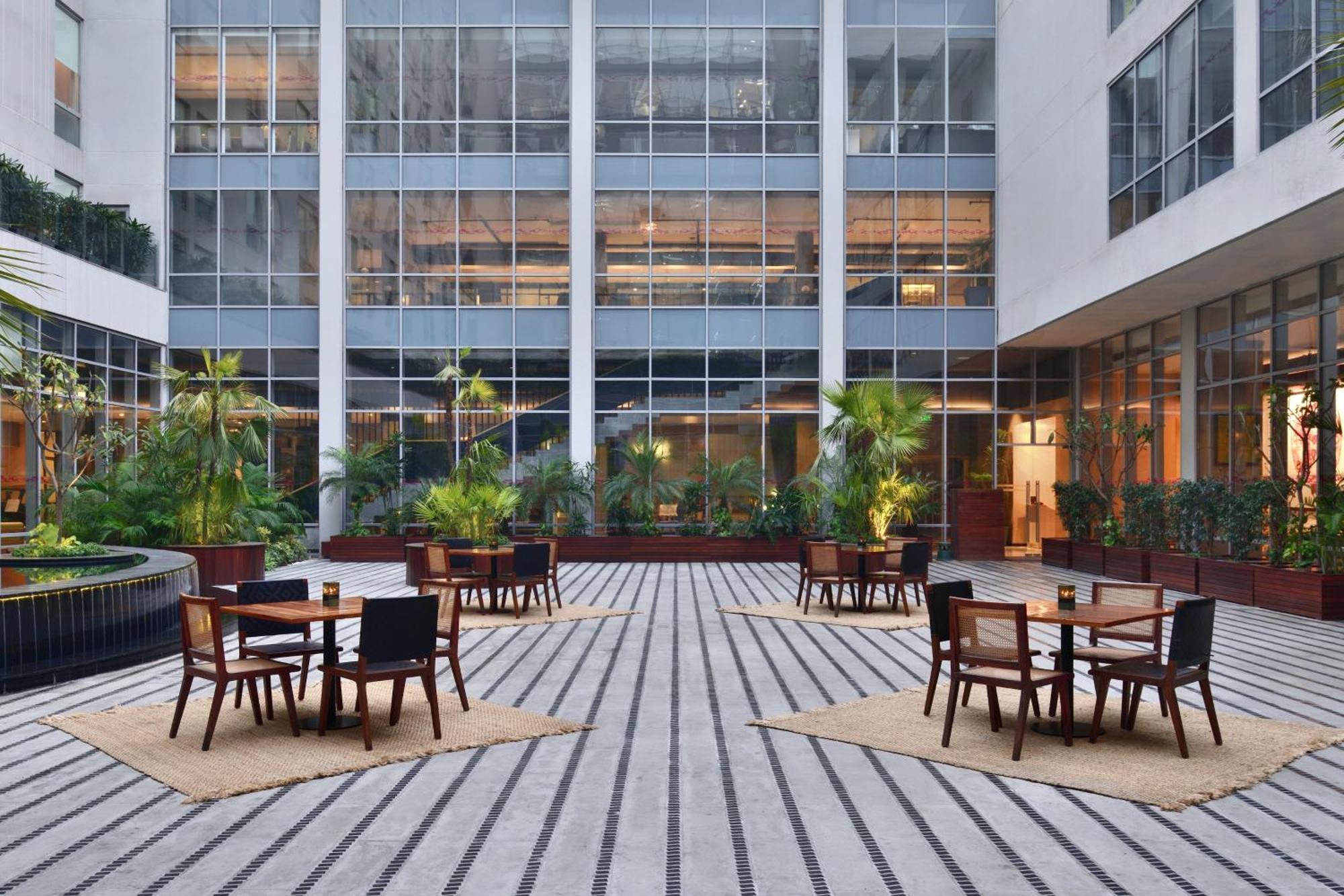 Aloft New Delhi Aerocity Εξωτερικό φωτογραφία The courtyard at the hotel